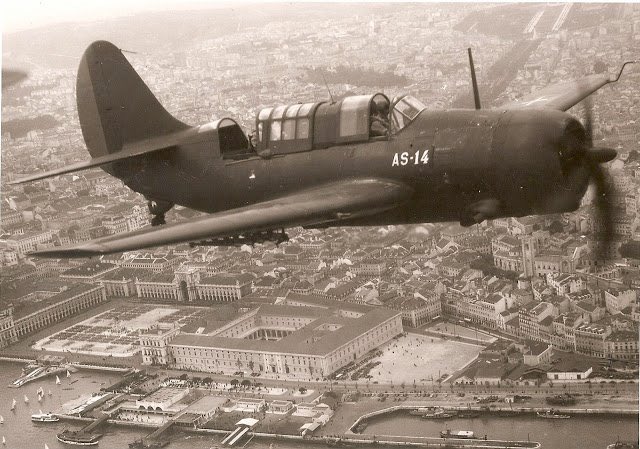 luisfapro's tweet photo. @tozemarranita @cpt340 Os aviões chegaram com a cor azul “Navy”. Nesta versão colorizada da imagem a cor esta suavizada. https://t.co/Dudq7FoduU