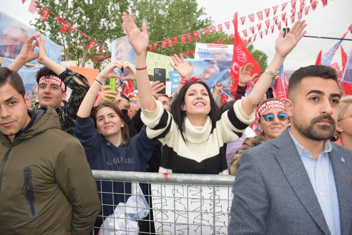 Ne güzelsin BURSA, harikasın! Bursalılar adeta sel oldu, Gökdere'ye aktı... Sizin bu coşkunuz, bu enerjiniz, emin olun ki, Millet İttifakı'nın iktidara yürüdüğünün habercisidir.
#BursaHakkınıAlacak