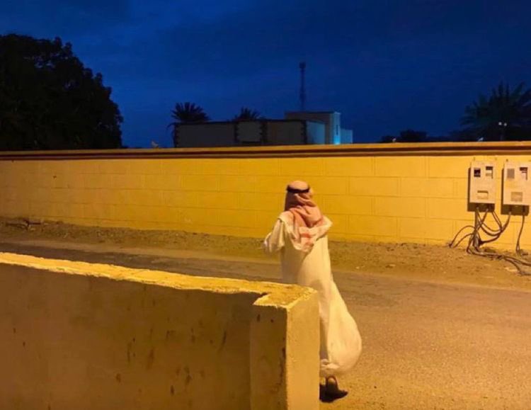 c___1r's tweet photo. " لارحت منكم كني احَدا على قبري/ولا جيتكم ودّي بالأحوال مستورة " https://t.co/op47doUUh1