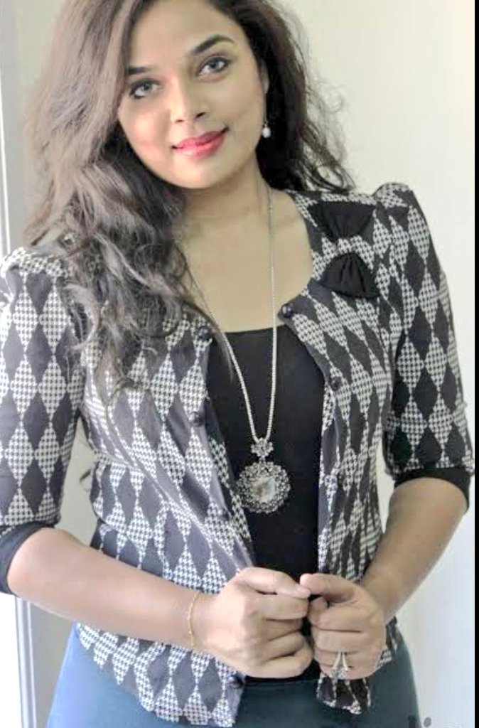 kayaldevaraj's tweet photo. May 12th
Happy Birthday #SundariDivya
#HBDSundariDivya
#HappyBirthdaySundariDivya
#BigBoss and Actress
@iamramyapandian 's Sister
#TamilukuEnOndraiAluthavum
'தமிழுக்கு எண் 1ஐ அழுத்தவும்' படத்தில் நடித்தவர் சுந்தரி திவ்யா. இவர், பிரபலமான காஸ்ட்யூம் டிசைனர். https://t.co/MwZ7PioYN5