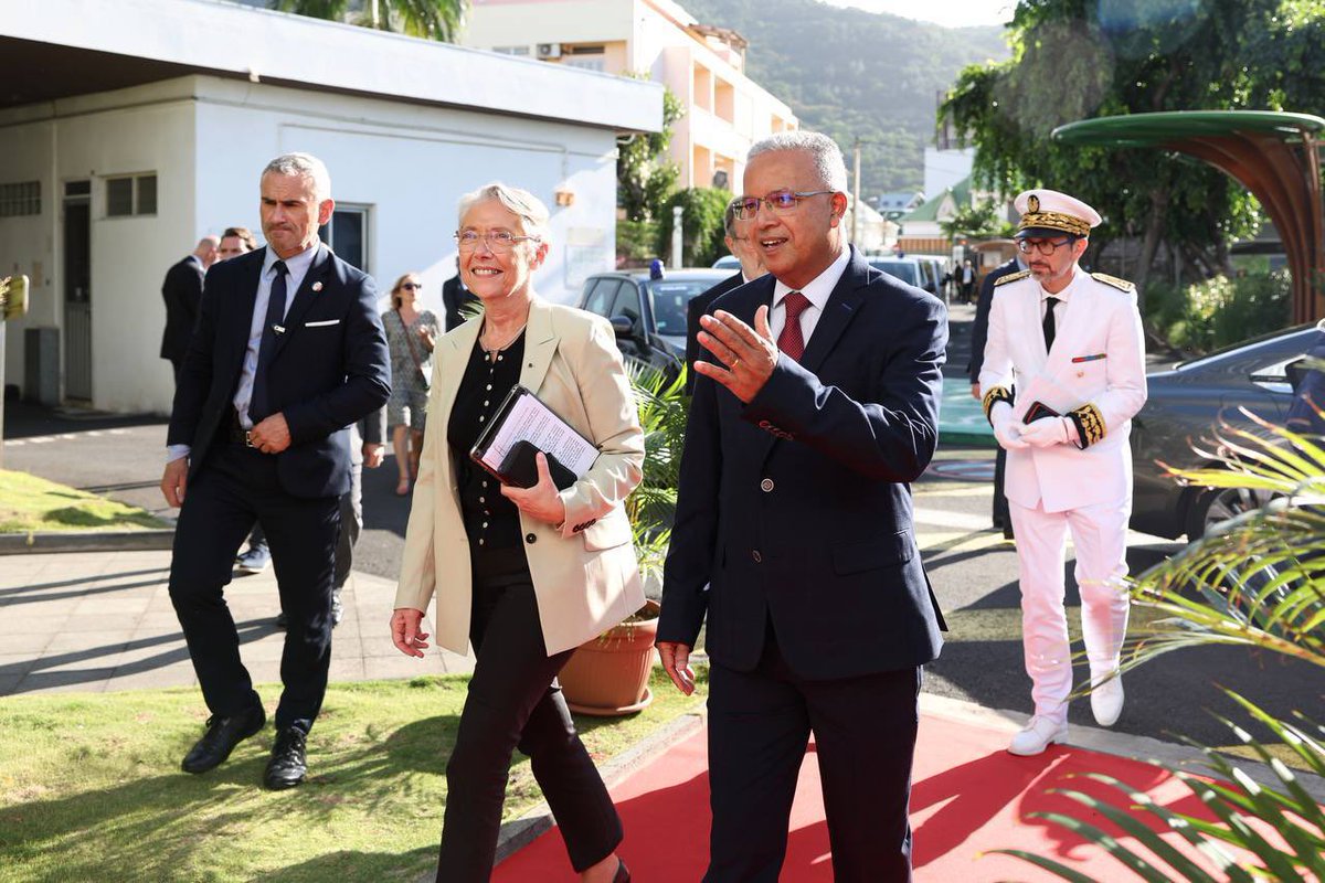 Elisabeth_Borne's tweet image. Échanges chaleureux et constructifs avec @Cyrmelchior sur les préoccupations des Réunionnais. 

J’ai annoncé une participation de l’État à hauteur de 30M€ pour le projet MEREN, un aménagement hydraulique essentiel pour La Réunion.