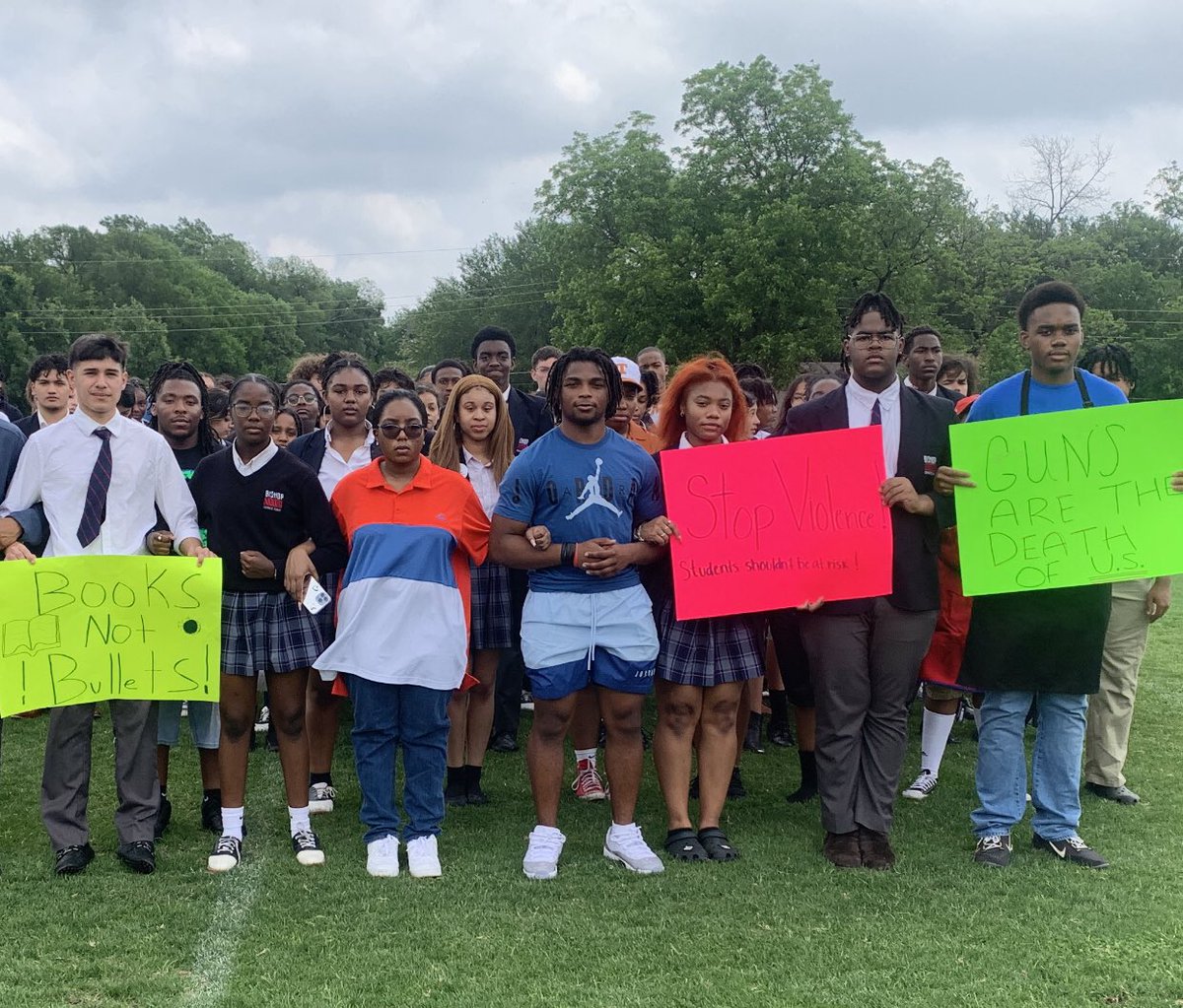 JeremiahHorn10's tweet photo. Today I organized and marched with my peers amid the gun violence crimes in schools and public buildings in Texas. #StopTheViolence @DemondFernandez @wfaa @SBU_Football @Coach_Clardy @RickMelson @CoachBodway @CoachNiccum66 https://t.co/Hn939CeAVY