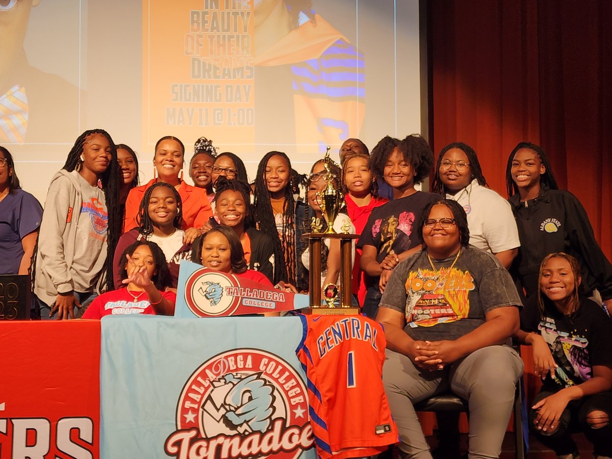 NbWill40's tweet photo. Athletic Signing Day at C's House🙏🏾🧡💙💐🏀
@CDupree1908 @CHChargers @LadyChargersWBB @HypesouthMedia @KaylaPryor12 #AndrewMc #Talladega #UnivofMobile 🧡💙❤️🖤 https://t.co/fCD3HMQgXJ