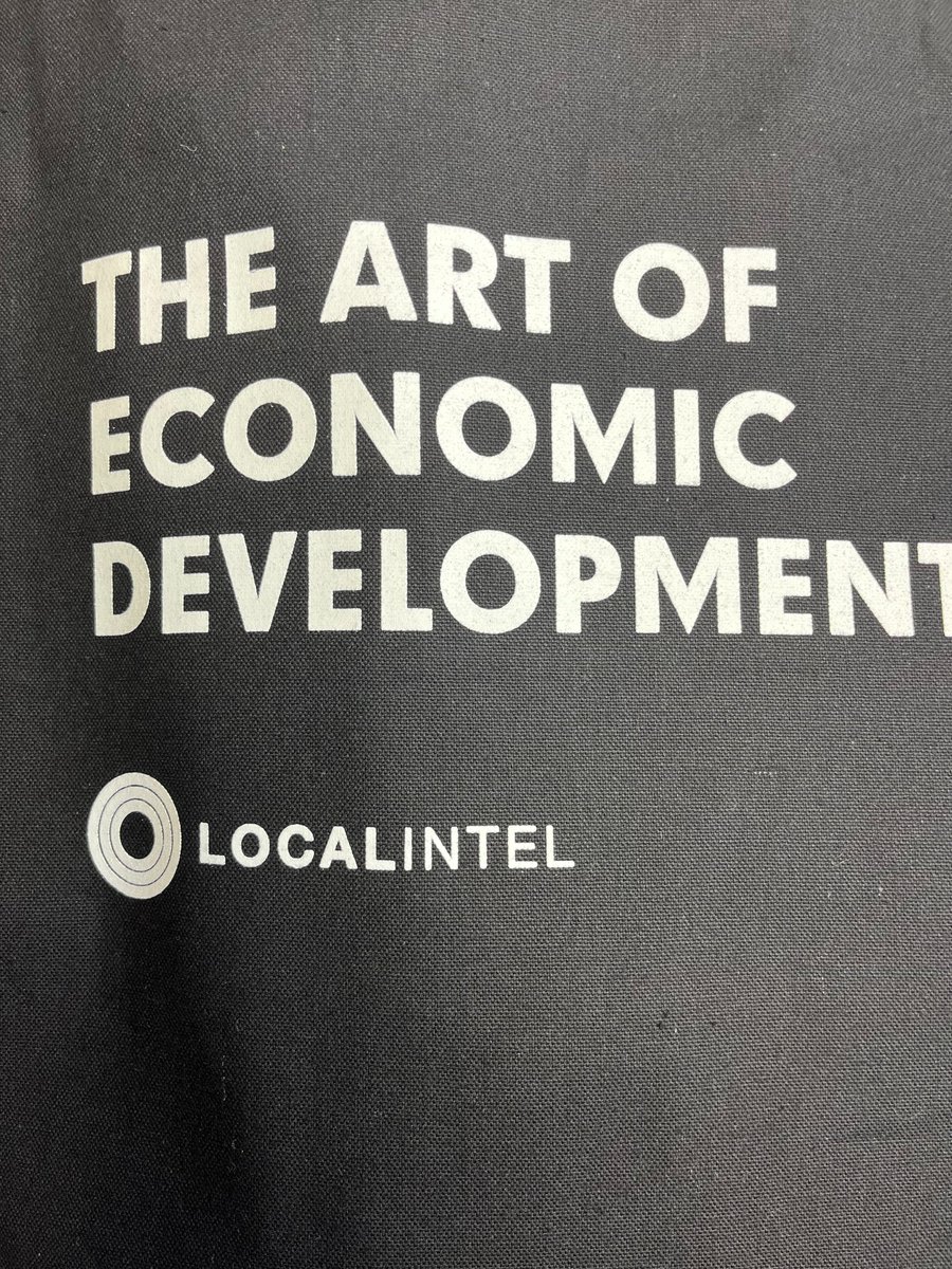 ElanMB's tweet image. It&apos;s #econdevweek23. I&apos;ve been proudly sporting my #ArtofEconomicDevelopment shirt, bag, and notebook from @myLocalintel this week.

I figure this is pretty clever #promo to hand out at a conference full of #economicdevelopers 👍