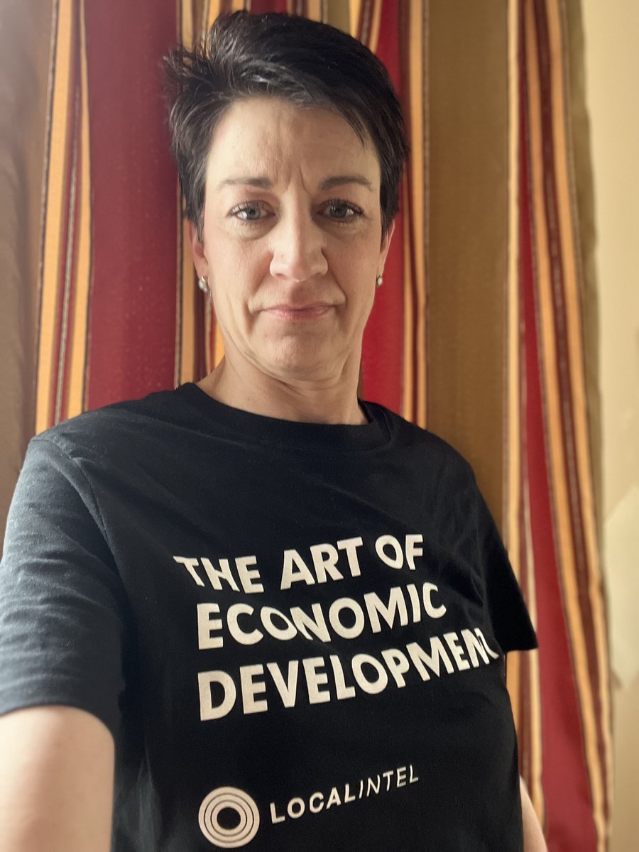 ElanMB's tweet image. It&apos;s #econdevweek23. I&apos;ve been proudly sporting my #ArtofEconomicDevelopment shirt, bag, and notebook from @myLocalintel this week.

I figure this is pretty clever #promo to hand out at a conference full of #economicdevelopers 👍