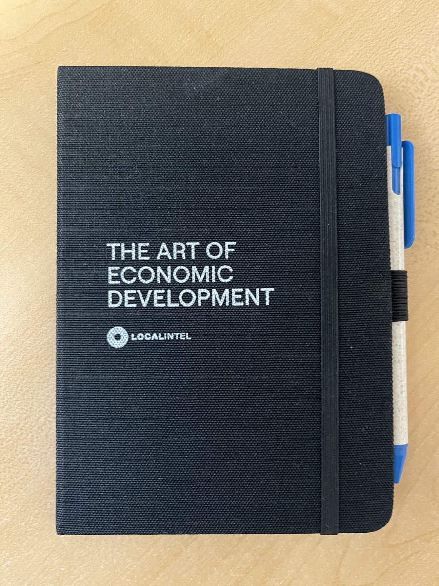 ElanMB's tweet image. It&apos;s #econdevweek23. I&apos;ve been proudly sporting my #ArtofEconomicDevelopment shirt, bag, and notebook from @myLocalintel this week.

I figure this is pretty clever #promo to hand out at a conference full of #economicdevelopers 👍