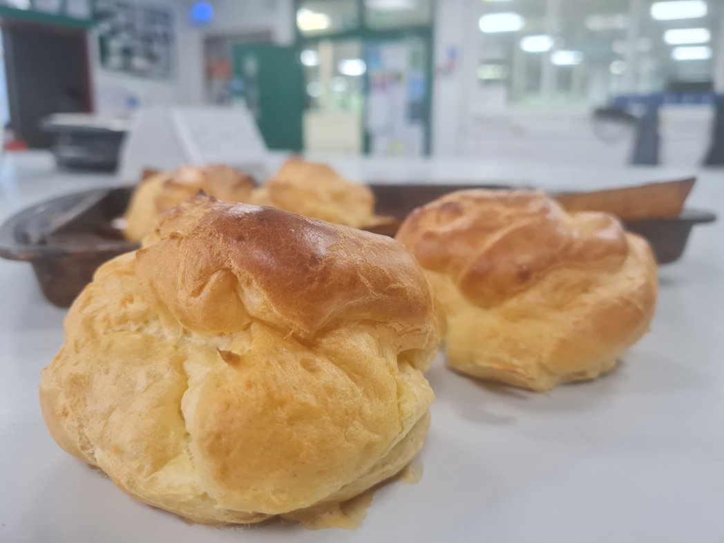MrsJamesKitchen's tweet photo. Yr11 @Whitefield_NW2 #foodscience revision with choux with creme legere #coagulation #gelatinisation #mechanicalaeration #physicalaeration #denaturingprotein https://t.co/VLObJ5hTWz