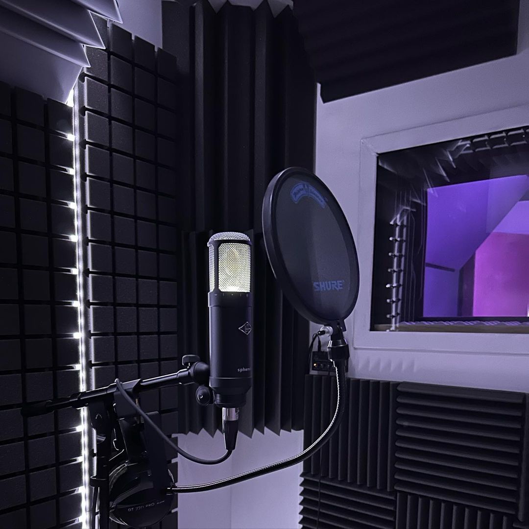UAudio's tweet photo. Let's record vocals! 🎙 Which UA Sphere mic model would you use on your voice?
📸 https://t.co/1vQNdhqlOb
#UniversalAudio #UAsphere #recordingstudio #musicproducer #musician https://t.co/liSnGgKUQL