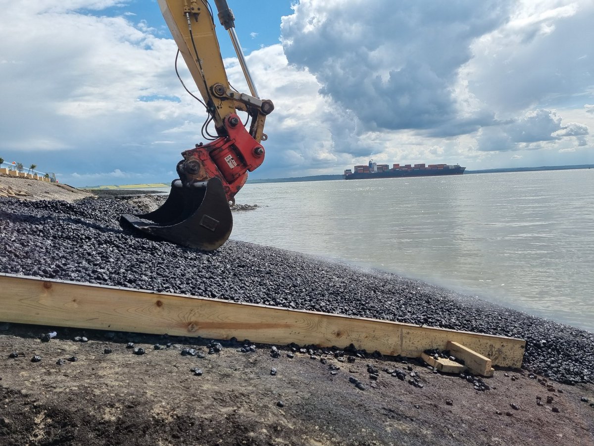 Works started on Canvey Island Southern Shoreline project to strengthen the seawall. https://t.co/CiOjgZtlzq