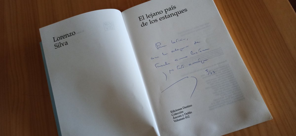 letiegui's tweet photo. Por fin!! El primero, con su firma...!!! Gracias @VilaSilva #CampusValledelaLengua @unirioja 😍 https://t.co/yxm3lmqWj2