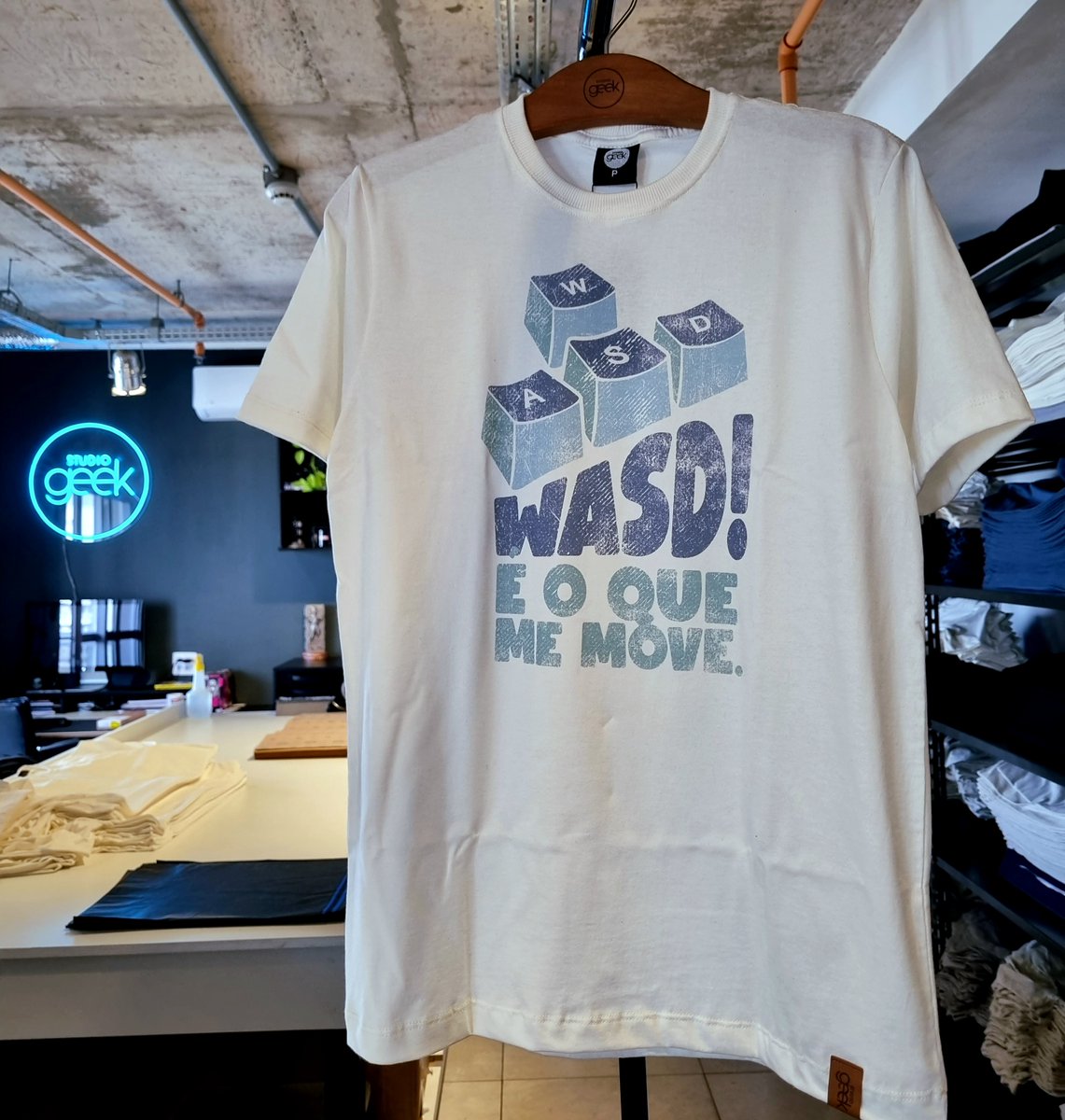 StudioGeek_'s tweet photo. Conta aqui pra gente, oque move você?

#produtosgeek #estampasvariadas #dtg #estampas #camiseta #geekunivers #tecnologia #jogos #games https://t.co/nrLQCWMCKo