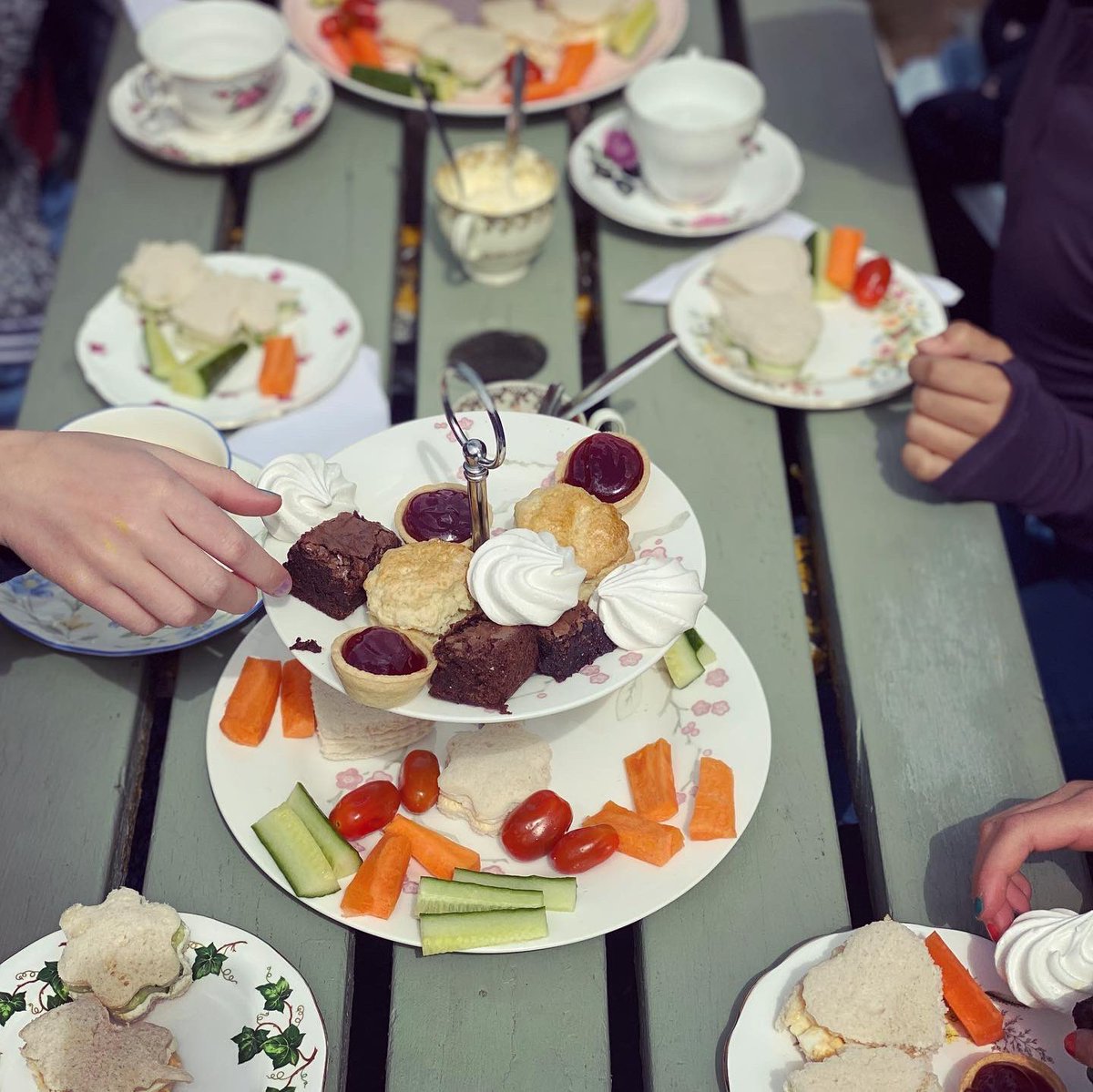 It’s not just the King who’s been celebrating recently - a couple of weeks ago we hosted a Little Darlings Tea Party along with <a href="/ieva_bee_art/">Ieva_bee</a>  who did a fun and fab art class with the children. A wonderful way to celebrate a birthday!
