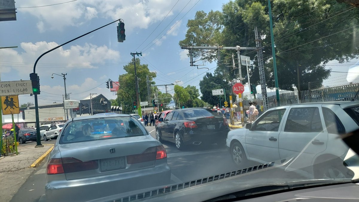 SPAleph's tweet image. Manifestantes cierran paso al tren ligero a la altura de Tepepan , también está cerrada la Av. Guadalupe I Ramirez , #Tepepan # #Xochimilco #bloqueo #trenligero #caosvial
