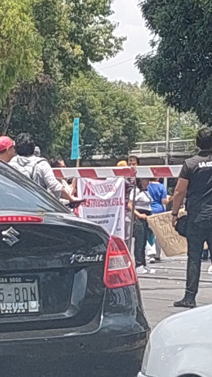 SPAleph's tweet image. Manifestantes cierran paso al tren ligero a la altura de Tepepan , también está cerrada la Av. Guadalupe I Ramirez , #Tepepan # #Xochimilco #bloqueo #trenligero #caosvial