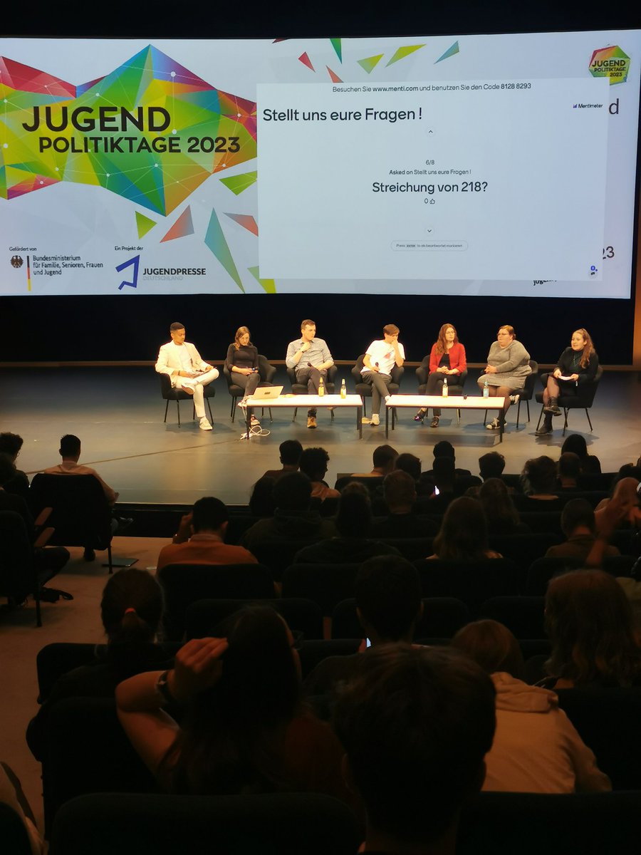 jugendpresse's tweet photo. Im Auditorium des @HKW_Berlin habt ihr jetzt die Möglichkeit eure Fragen an die Jungpolitiker*innen live auf der großen Leinwand zu stellen und zu diskutieren. 🎤

#jpt23 #JugendPolitikTage #jugendpresse https://t.co/DyK4OYTtcs