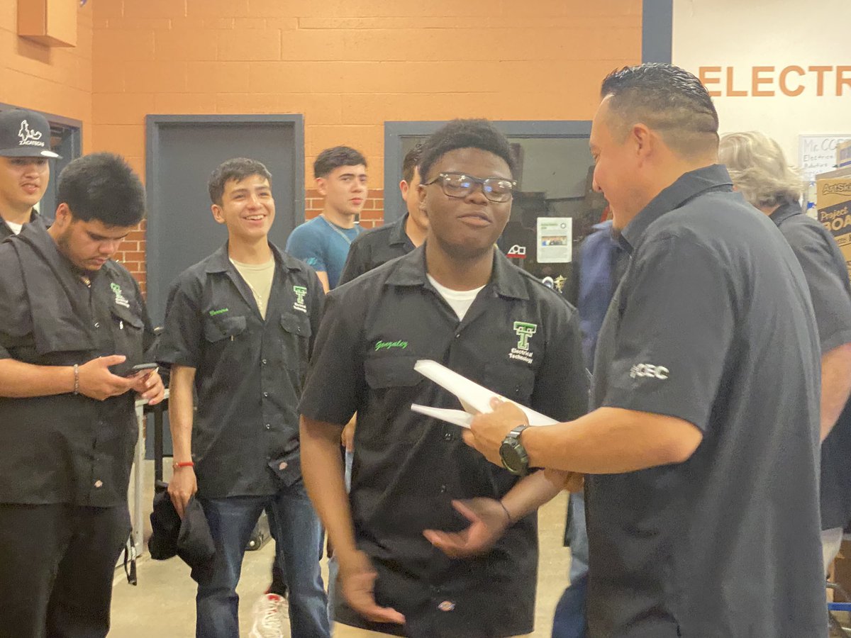 FWISD_CTE's tweet photo. 17 junior &amp; senior electrical technology students at @TTHSBulldogs signed with industry partners Independent Electrical Contractors &amp; CEC Facilities Group. Some will be full time employees while others will be paid interns for the summer!
#FWISD
#careerteched #partnershipsmatter https://t.co/WUv3BRLZqC