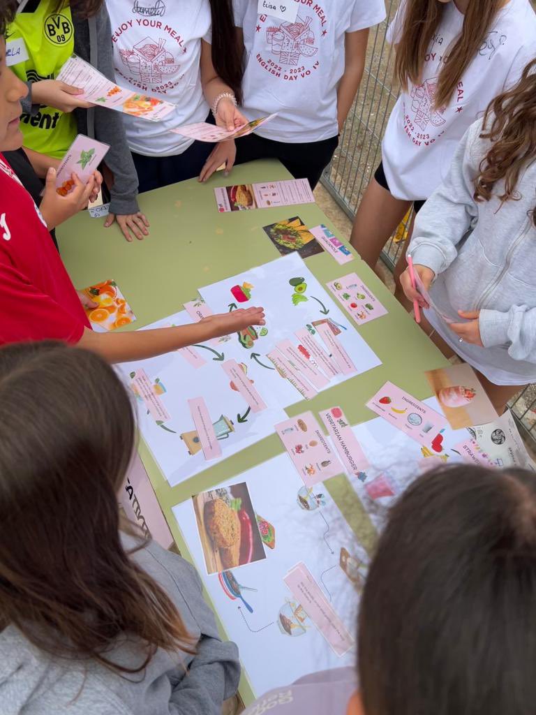 InsXammar's tweet photo. Avui hem celebrat #englishdaycrpvoiv23 amb l’alumnat de 5è de @EscElsCingles , els de 6è de @escolaberti i els nostres alumnes de 1r d’ESO. Moltes gràcies a @AjAmetllaValles per les samarretes i al @sevoriental4 pel seminari #englishday #enjoyyourmeal #crpvoiv 🥕🍅🍉🍊🍳🍕🍳🧀🥗 https://t.co/ZVvnSjdO3g