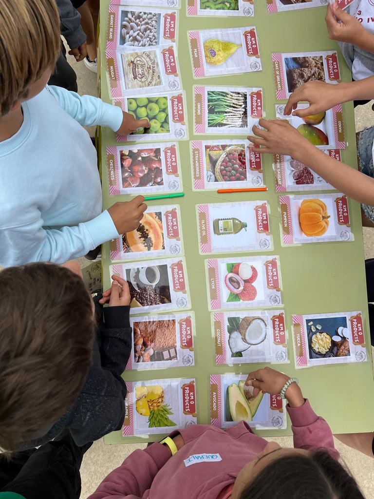 InsXammar's tweet photo. Avui hem celebrat #englishdaycrpvoiv23 amb l’alumnat de 5è de @EscElsCingles , els de 6è de @escolaberti i els nostres alumnes de 1r d’ESO. Moltes gràcies a @AjAmetllaValles per les samarretes i al @sevoriental4 pel seminari #englishday #enjoyyourmeal #crpvoiv 🥕🍅🍉🍊🍳🍕🍳🧀🥗 https://t.co/ZVvnSjdO3g