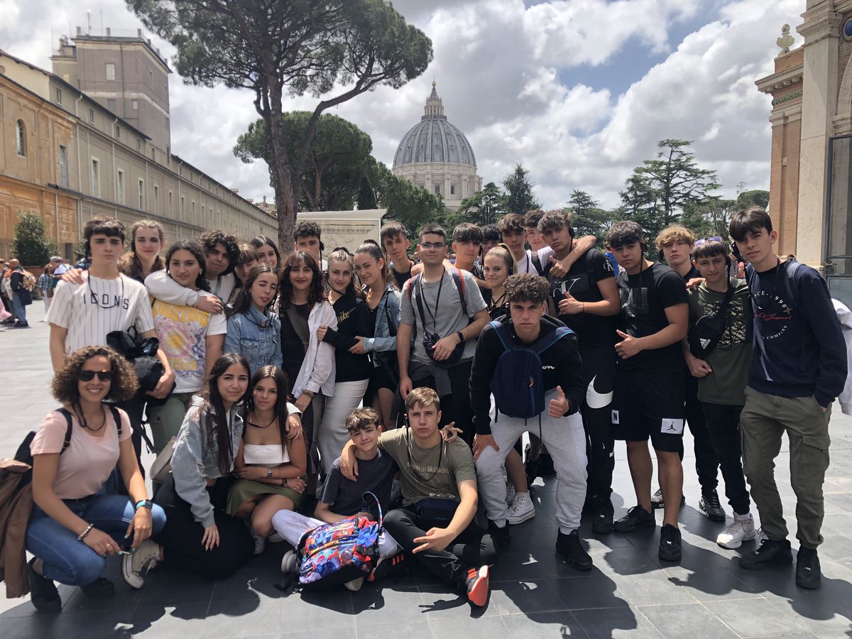 INSdeSales's tweet photo. El dijous a #Roma23 ha estat molt intens, visita a la ciutat del Vaticà al matí, amb la Basílica i els museus ( on un petit grup ha resistit) i a  la tarda la Piazza del Popolo i Vila Borguese per gaudir de les millors vistes de la ciutat. https://t.co/FxD0maxYWk