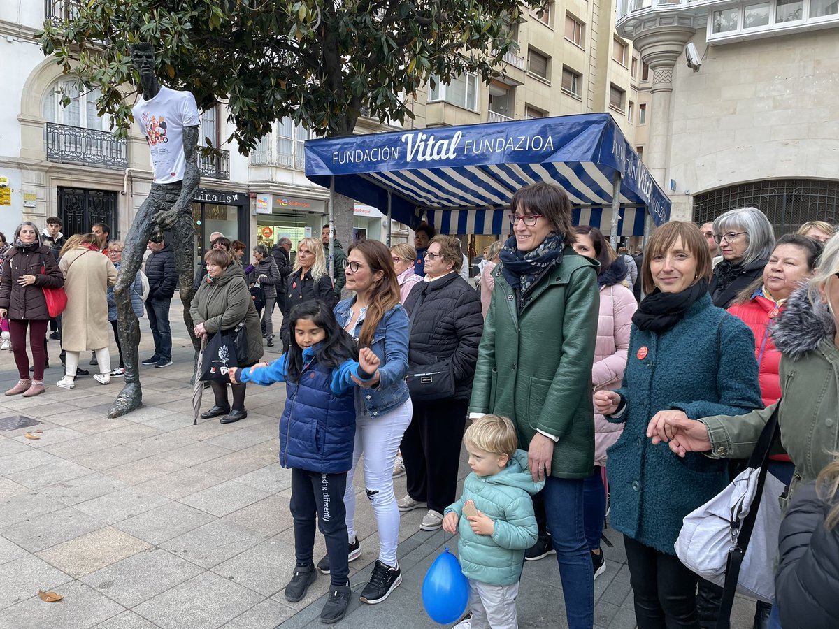 vitoriagasteiz's tweet photo. 🥁Fibromialgia eta Neke Kronikoaren Sindromearen Munduko Eguna (maiatzaren 12a) dela eta #ASAFIMA|k topaketa bat antolatu du gaur

✅ En la Plaza del Arca ha estado la concejala de Deporte y Salud, Livia López https://t.co/2Xp0lTgBRL