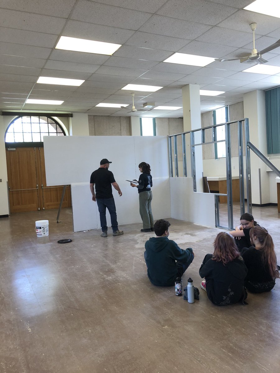 marieclauderoy6's tweet photo. Merci à Roy Drywall et le
Syndicat de charpentiers qui on fait vivre une très belle expérience à nos élèves du secondaire.  @acnotredame https://t.co/jgDXDlr08S