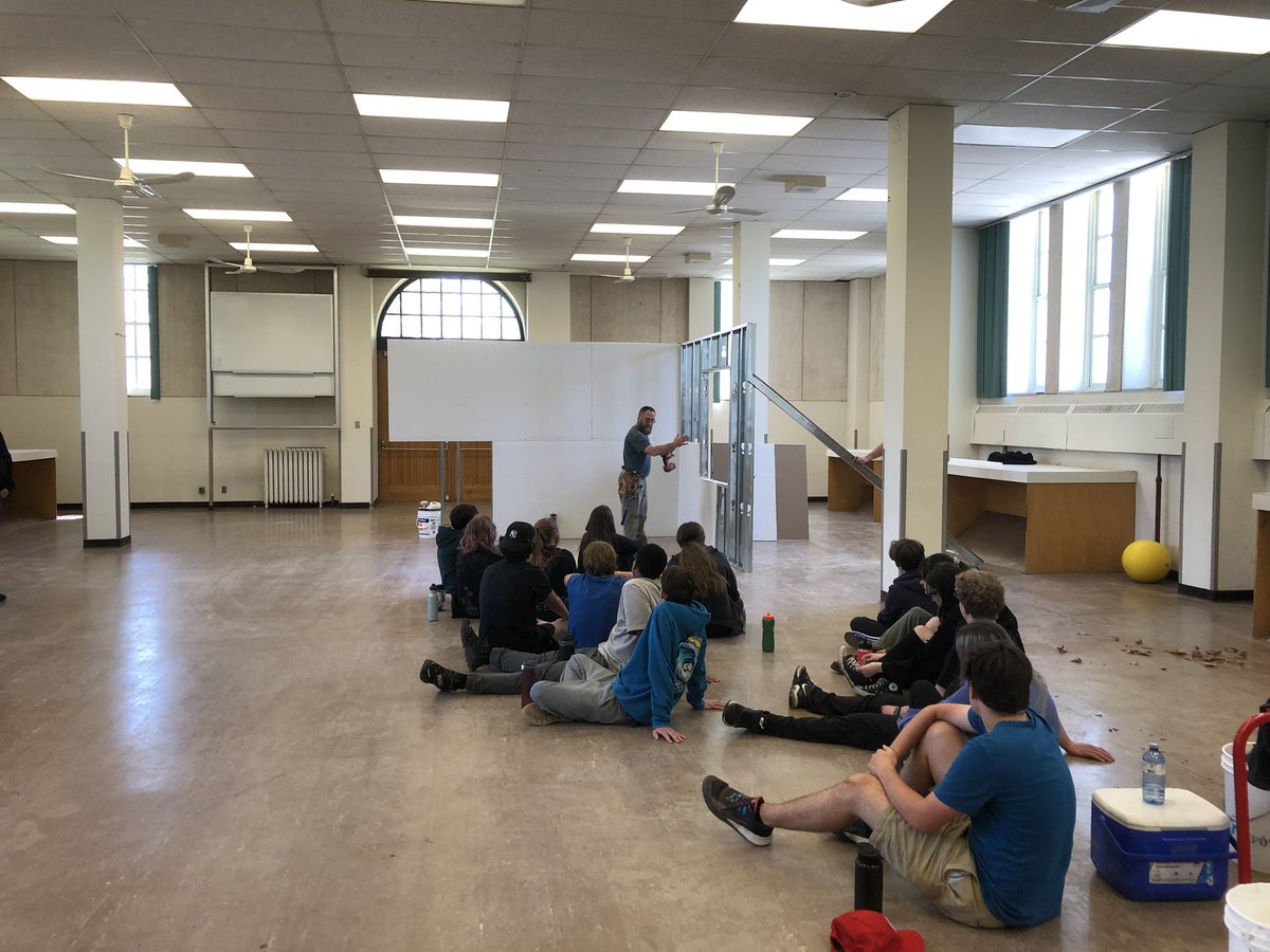 marieclauderoy6's tweet photo. Merci à Roy Drywall et le
Syndicat de charpentiers qui on fait vivre une très belle expérience à nos élèves du secondaire.  @acnotredame https://t.co/jgDXDlr08S