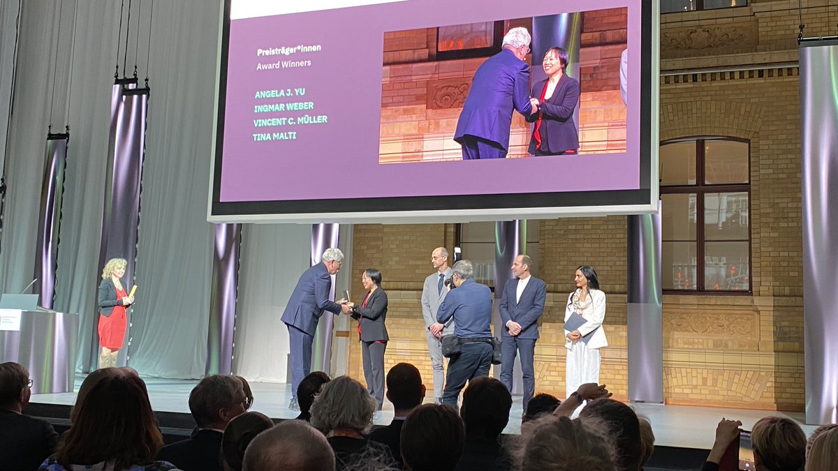 c_rothkopf's tweet image. Award ceremony for this year’s Humboldt Professorships including for Angela Yu #AI #cogsci #AvHProfessor @CentreForCogSci @TUDarmstadt