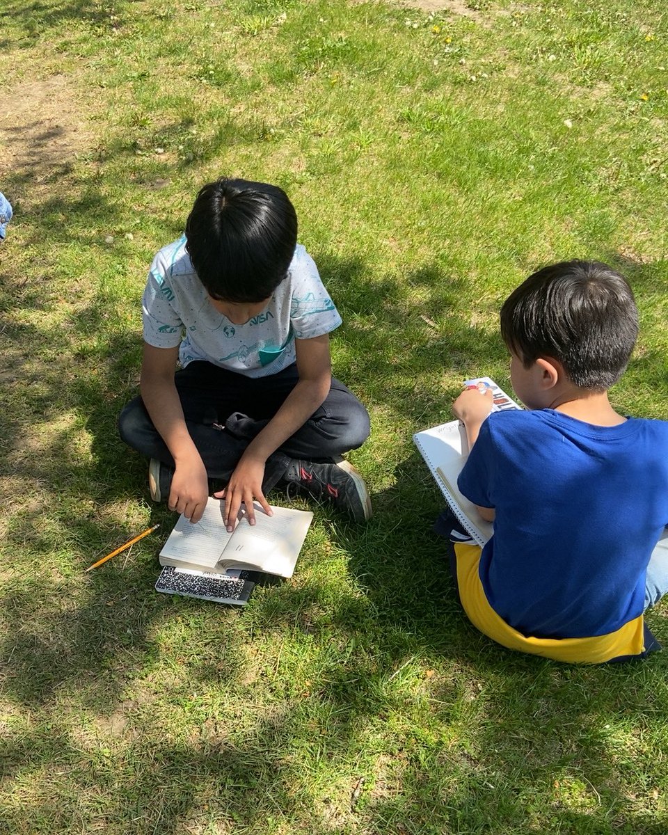 JoelleBird's tweet photo. Great day to read Holes outside https://t.co/iHudOdeuVd