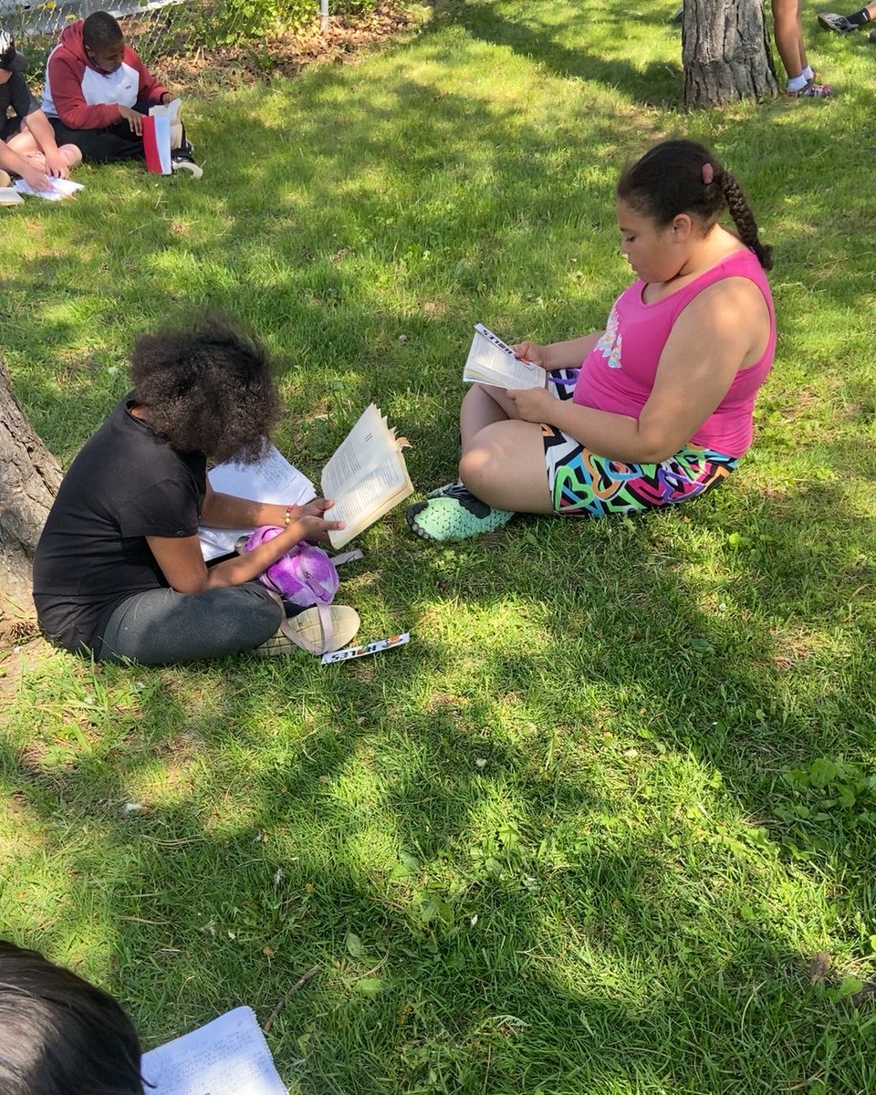 JoelleBird's tweet photo. Great day to read Holes outside https://t.co/iHudOdeuVd