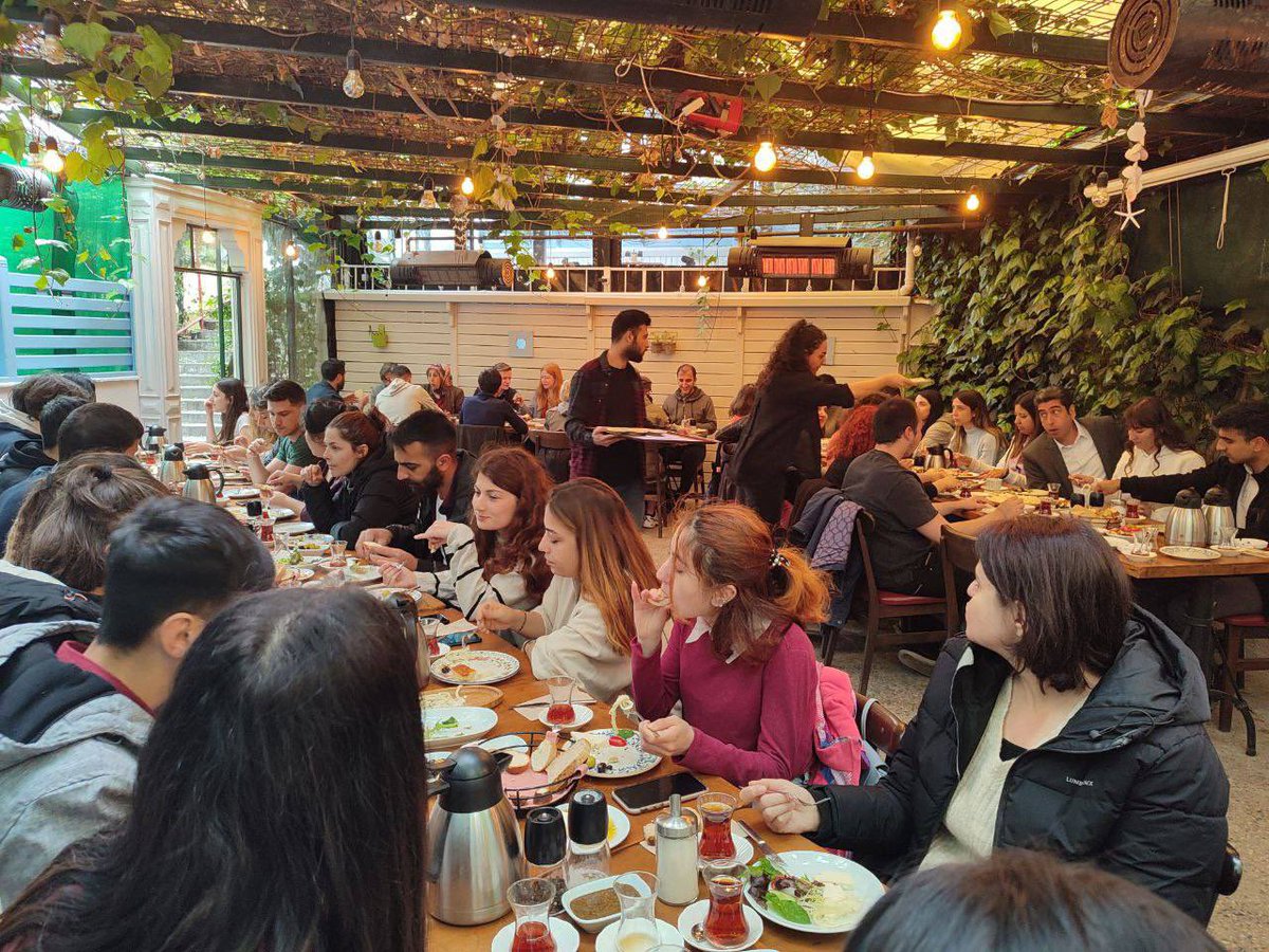 istanbuldemgenc's tweet photo. Bugün İstanbul'un 1,2,3 bölgelerinde düzenlemiş olduğumuz kalvaltıda genç yoldaşlarımızla bir araya geldik,
Tekrar söylüyoruz ki!
Çözüm biziz Çözüm Yeşil Sol!
#DisaEmDisaCiwan #DisaEm
#DeğisimGenclerleGelecek https://t.co/H9dnLQuPOc