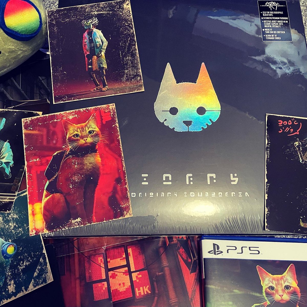 ShanieAIB0's tweet photo. Pre-ordered back in July last year, my @iam8bit #StrayGame physical copy and vinyl soundtrack surprise-arrived yesterday! 🐈😻🐈⬛ @A_i @HKdevblog
#stray #hkdevblog #bluetwelvestudio #annapurna #ps4 #ps5 #playstation4 #playstation5 #playstation https://t.co/bTQQ1YUOQg