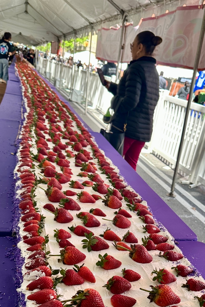 NYFFevents's tweet photo. A sweet finish to the semester 🍓🍰

Our team provided interactive games &amp; inflatables for @nyuniversity’s annual Strawberry Fest! Students enjoyed music, activities, and a 60 ft strawberry shortcake.

#NYFF #NYFFEvents #campusevents #NYU #NYUStrawberryFest https://t.co/T1qPgBfk1p