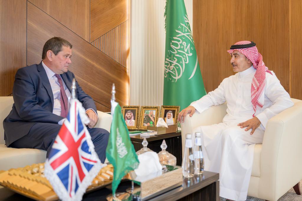 UKAmbKSA's tweet photo. سعدت بلقاء وزير الاعلام الجديد و الاستماع لأفكاره، اتمنى ل@SalmanAldosary كل التوفيق في موقعه الجديد.

@UKinSaudiArabia و اتطلع للعمل معك https://t.co/UFOkd3PWXU