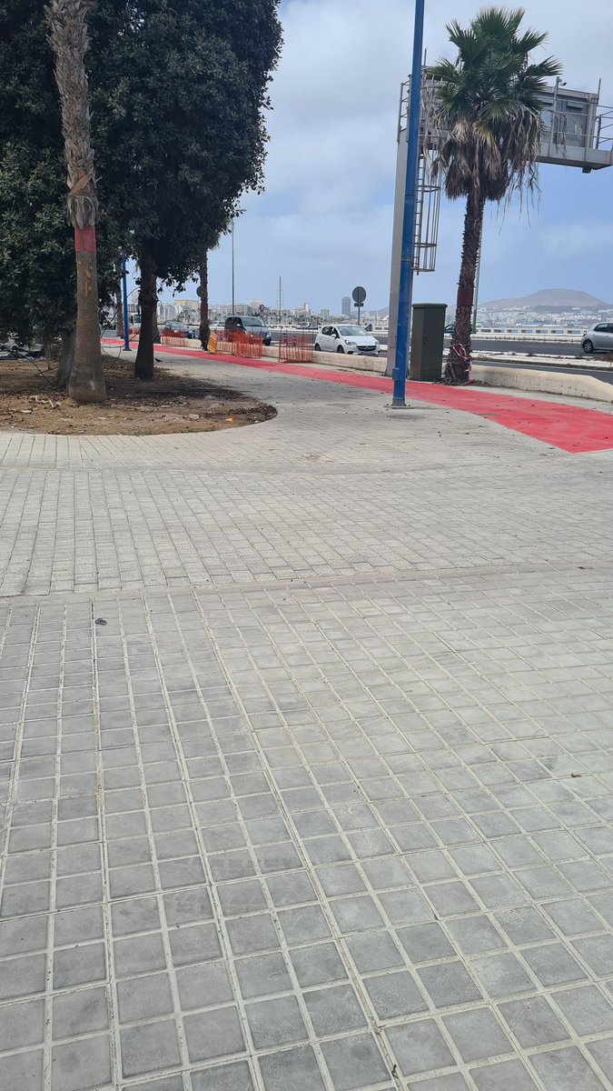 PaseandoaLola's tweet photo. Nuevo pavimento elevado de la entrada a los aparcamientos de la Avenida Marítima, más bonito pero más peligroso. No hay señalización que advierta el paso de los coches y tampoco nada que bloquee el acceso de los coches a la zona peatonal. @AugustoHidalgo_ @AyuntamientoLPA https://t.co/Otyb6j9cJR