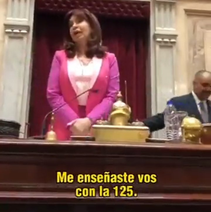 CaroTakk's tweet photo. Cómo vas a ser mina y no vas a sentir cosquillas por esta mujer vestida de rosa, cerrandole el orto a un porteño cheto que se cree Churchill y es un imbecil de primera? No las entiendo la verdad. https://t.co/GZwijPoxSM