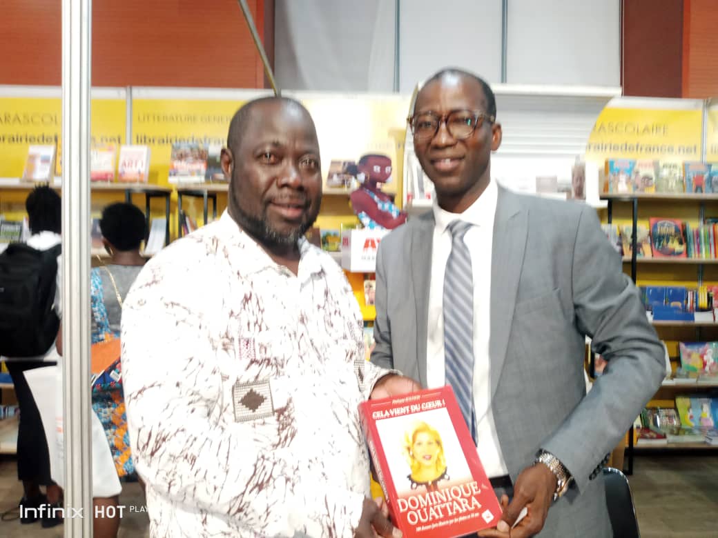 pkouhon's tweet photo. Nous avons reçu la visite surprise de M. Coulibaly Brahima, Directeur de communication de Mme Dominique Ouattara, ce jeudi 11 mai 2023 sur notre stand au salon International du livre au Palais de la culture. Merci à toi cher frère. Merci à la Première Dame pour la confiance. https://t.co/bd4BNQuCOO