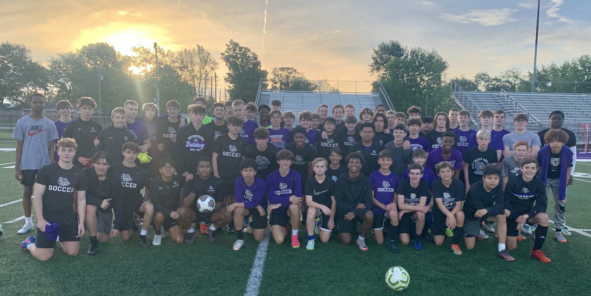 Rise and Grind‼️Beautiful morning to end our Spring 6am workouts outside on the turf.