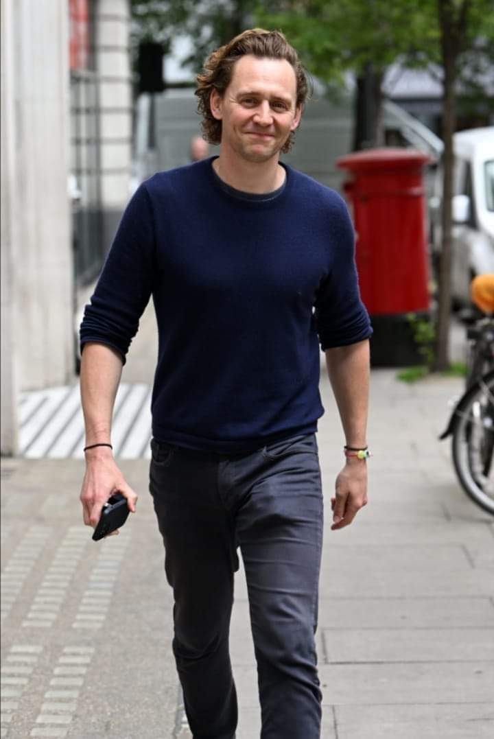 TomHidFansLATAM's tweet photo. Día de recuerdos: Tom fue invitado al Breakast Show de Zöe Ball en la BBC Radio.
11 de mayo 2022.
#tomhiddleston #zöeball #tbt #bbc2radio #weprotecttomhiddleston #throwback #loveyoutomhiddleston #throwbackthursday #proudoftomhiddleston #recuerdos https://t.co/pfkVfTrokN