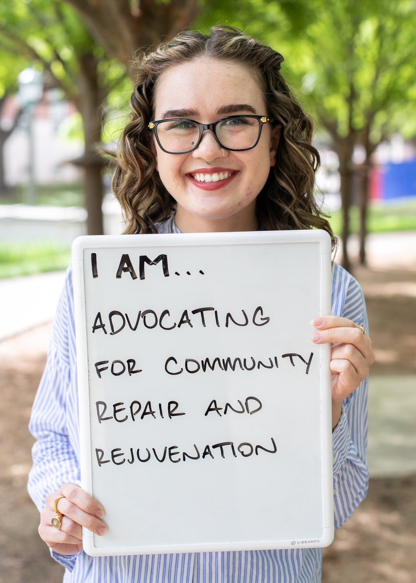 Let’s give it up for Sara Ellington, a Human Rights major! Sara was involved in Gamma Phi Beta Sorority, Panhellenic Council, Amnesty International, and Student Foundation. 

Congratulations, Sara🌻