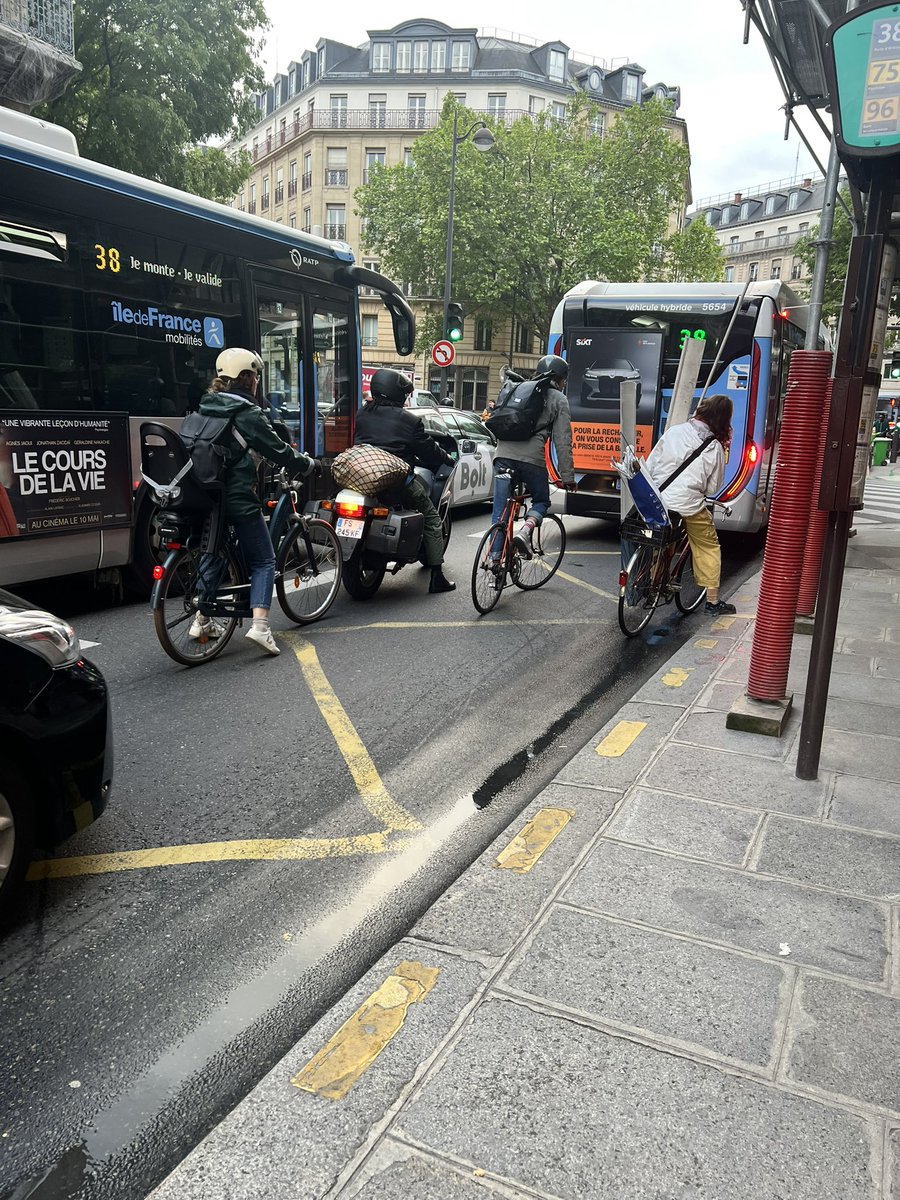 The progress that #Paris has made in creating #pistescyclables is extremely impressive but it’s still not advisable to cycle with long lengths of plastic/wood on a bike! 😱