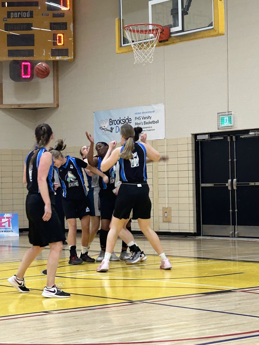 freezemwba's tweet image. Tickets available at the door - cash or debit - for our big @the_mwba hosting event this weekend @BCMSEagles - all six teams under one roof. Weekend passes $25 (save $17) for adults; seniors/students $20 (save $15). Day passes are $15, single tilts $7. @BasketballNB - #bigfun