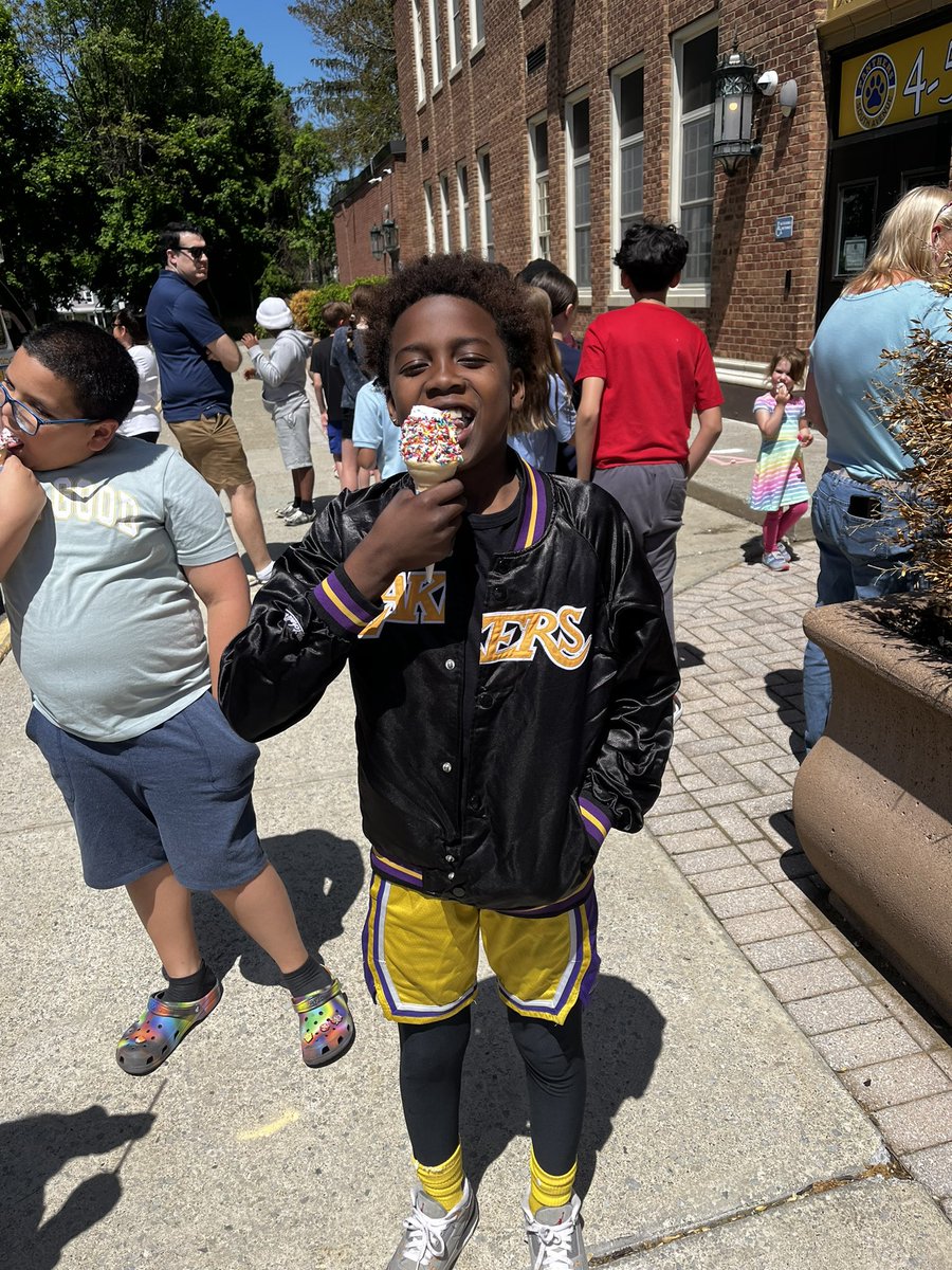 beccanson's tweet image. Thank you @SouthAvenuePTA 
We loved our ice-cream!!!!
