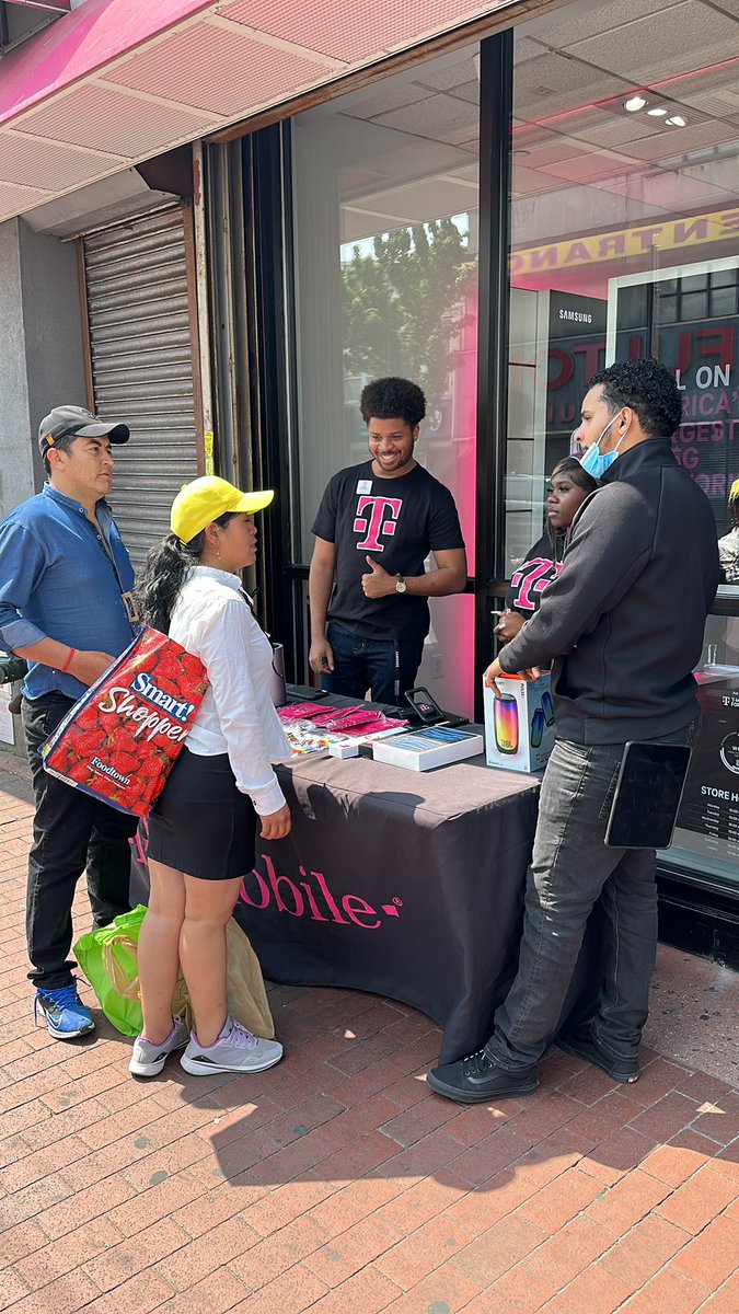 willzismagenta's tweet image. It’s the smile for me lmao 

#TableDay #WinTogether #QueensEast #WeOutside !!!! 😎😎😎😎 @indira_gando @PeterBueno13 @JonFreier @MikeSievert @TMobile