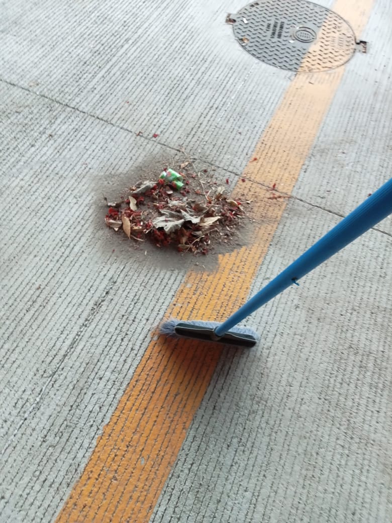 MillieThery's tweet photo. Pero ojo, "los encapuchados" están cuidando de las instalaciones 👁️
Lo bueno que somos los malos 🙃
#cucshnosemueve #GDL #FEUnomerepresenta #Guadalajara https://t.co/X4qNYrIPQC