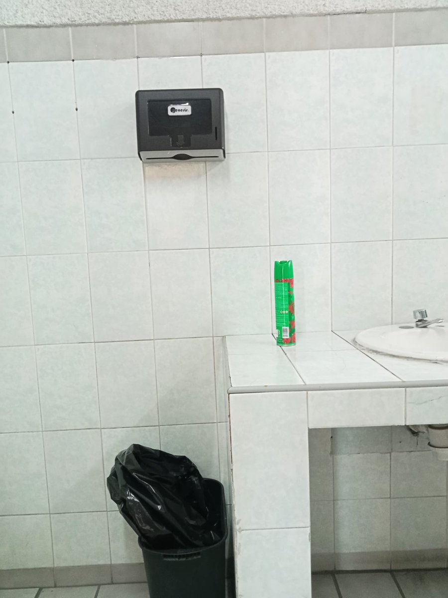 MillieThery's tweet photo. Pero ojo, "los encapuchados" están cuidando de las instalaciones 👁️
Lo bueno que somos los malos 🙃
#cucshnosemueve #GDL #FEUnomerepresenta #Guadalajara https://t.co/X4qNYrIPQC