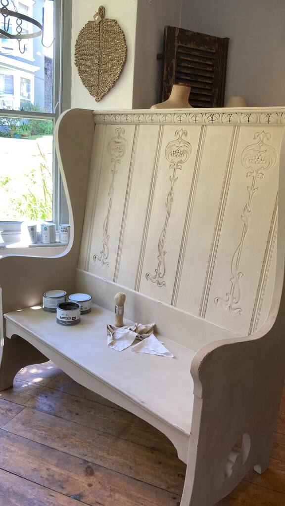 sourcegoose's tweet photo. Join me as I transform a very dark oak settle with a gorgeous new colour; showing off its delicate Arts and Crafts carvings. Where would you stand this in your home?

#artsandcrafts #vintagefurniture #settle #anniesloanchalkpaint #rusticbench #cosyhome #… https://t.co/GOVcb6ABzO https://t.co/25MFFwo3Wk