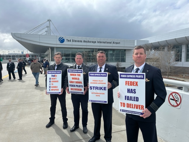 AlaskaPilots's tweet image. On Wednesday, @AlaskaPilots stood in #solidarity with @FedExPilots at an informational picket @ANCairport  to send a clear message to FedEx 
 management that pilots are ready to conclude negotiations.

 #ALPAPilots