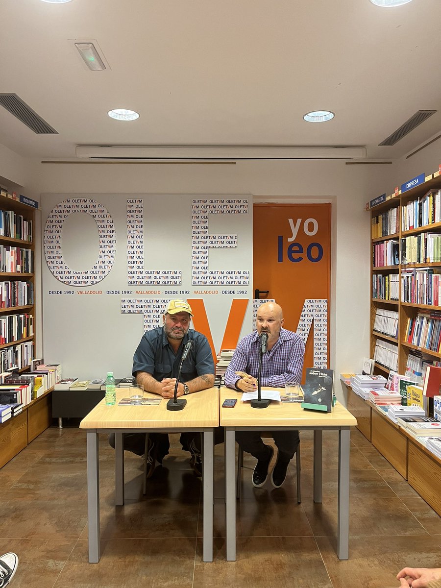 Oletvm's tweet photo. Fotos de la presentación del libro  "La mancha sobre titán" de Oscar Aibar. 

Le acompaña en la mesa Alejandro Cuevas, escritor.

@DifacilEd #presentacion #Libro #Firma #oletvm https://t.co/wdUJmuN93K