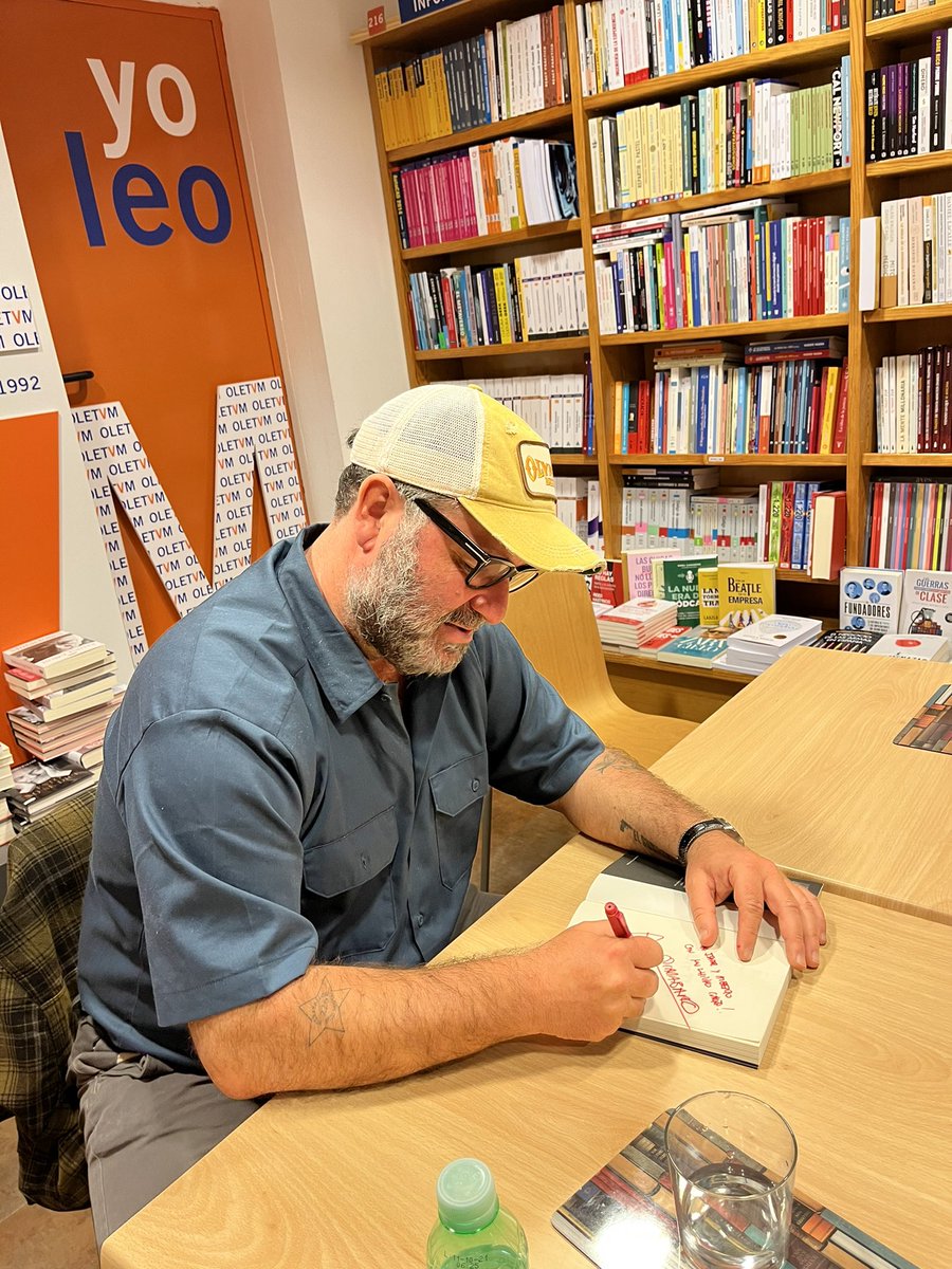 Oletvm's tweet photo. Fotos de la presentación del libro  "La mancha sobre titán" de Oscar Aibar. 

Le acompaña en la mesa Alejandro Cuevas, escritor.

@DifacilEd #presentacion #Libro #Firma #oletvm https://t.co/wdUJmuN93K
