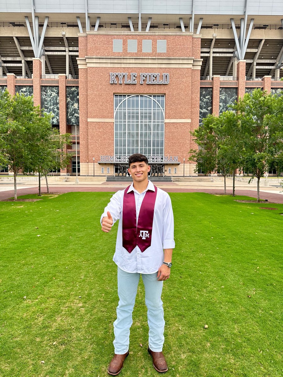 Jteske22's tweet photo. ⁦@thejoeyteske1⁩ congratulations whoop 🎉❤️🎊🎈💕🎓 https://t.co/XGO1ShsaxY